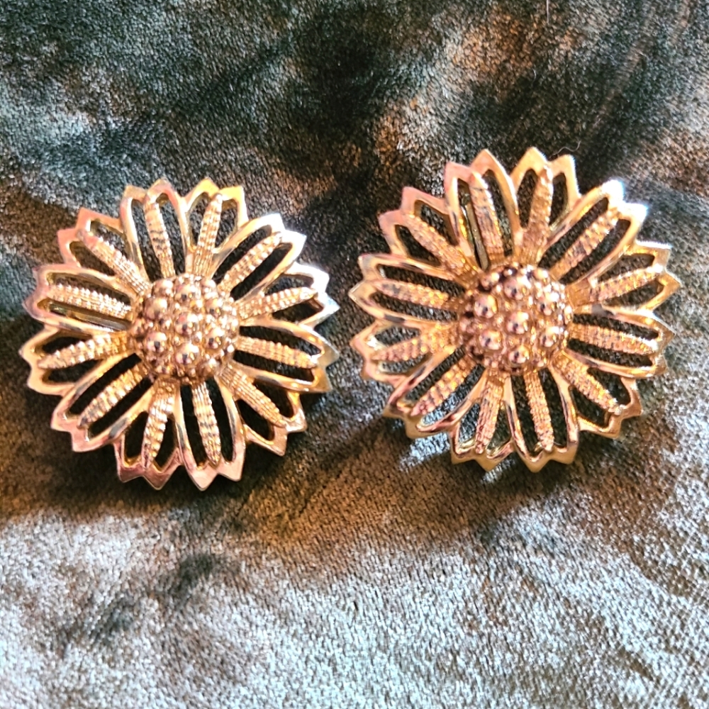 Vintage Vtg Gold Tone Sarah Coventry Sunflower Clip On Earrings 1960s 1970s